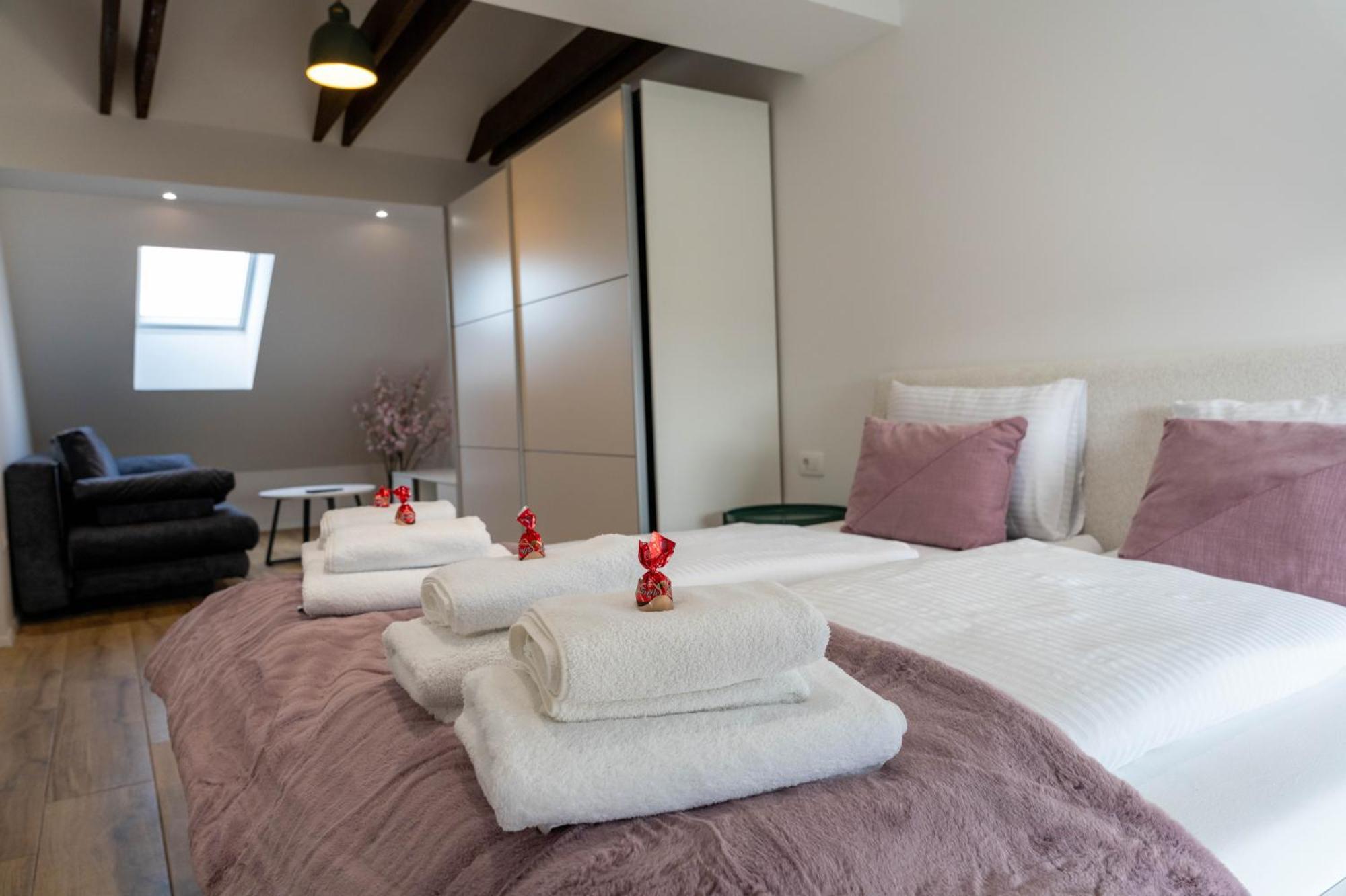 Golden Oasis Free Private Parking Apartment *